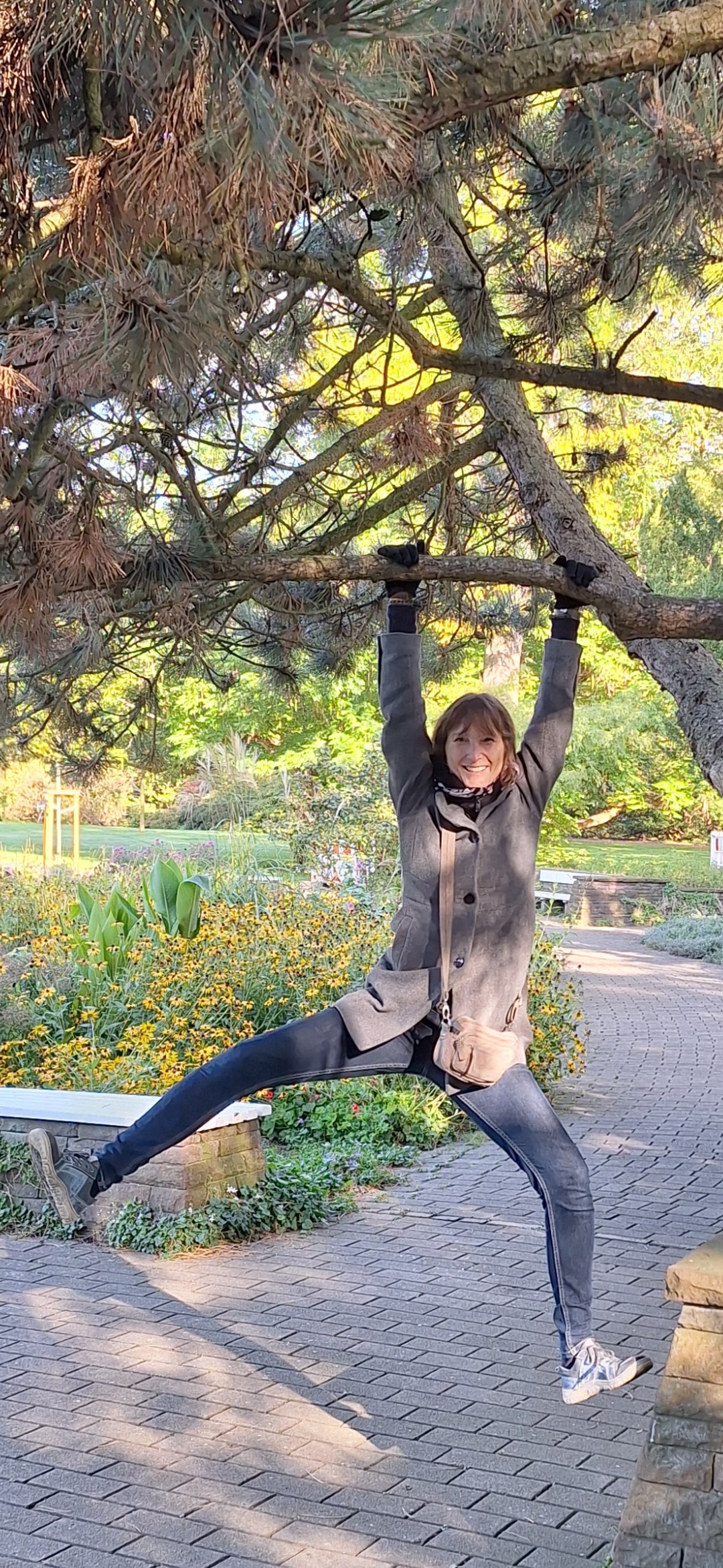 Katja hngt am Baum-min.jpg